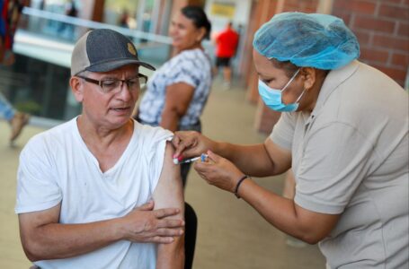 Salud aplica vacuna Neumococo 23 valente a adultos mayores de 60 años