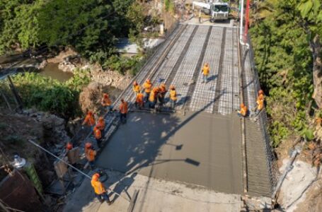 Nuevo puente sobre el río Sensunapán tiene  avance de 85% de construcción