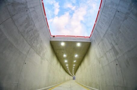 Así luce el túnel del redondel UNICAES en Santa Ana