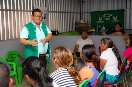 Candidato a diputado, Luis Urías, se reúne con residentes de Tamanique