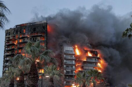 Incendio en Valencia deja 4 muertos y 19 desaparecidos