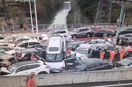 Más de 100 vehículos involucrados en choque en China