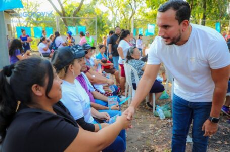 César Godoy comparte con familias de Cangrejera proyectos a ejecutar