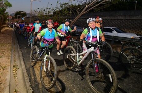 Miles de salvadoreños disfrutan de manera segura el Paseo Nocturno en bici