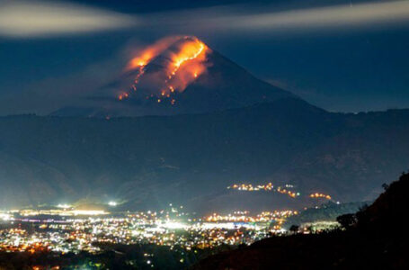 Bomberos siguen trabajando en apagar incendio del Volcán de Agua en Guatemala