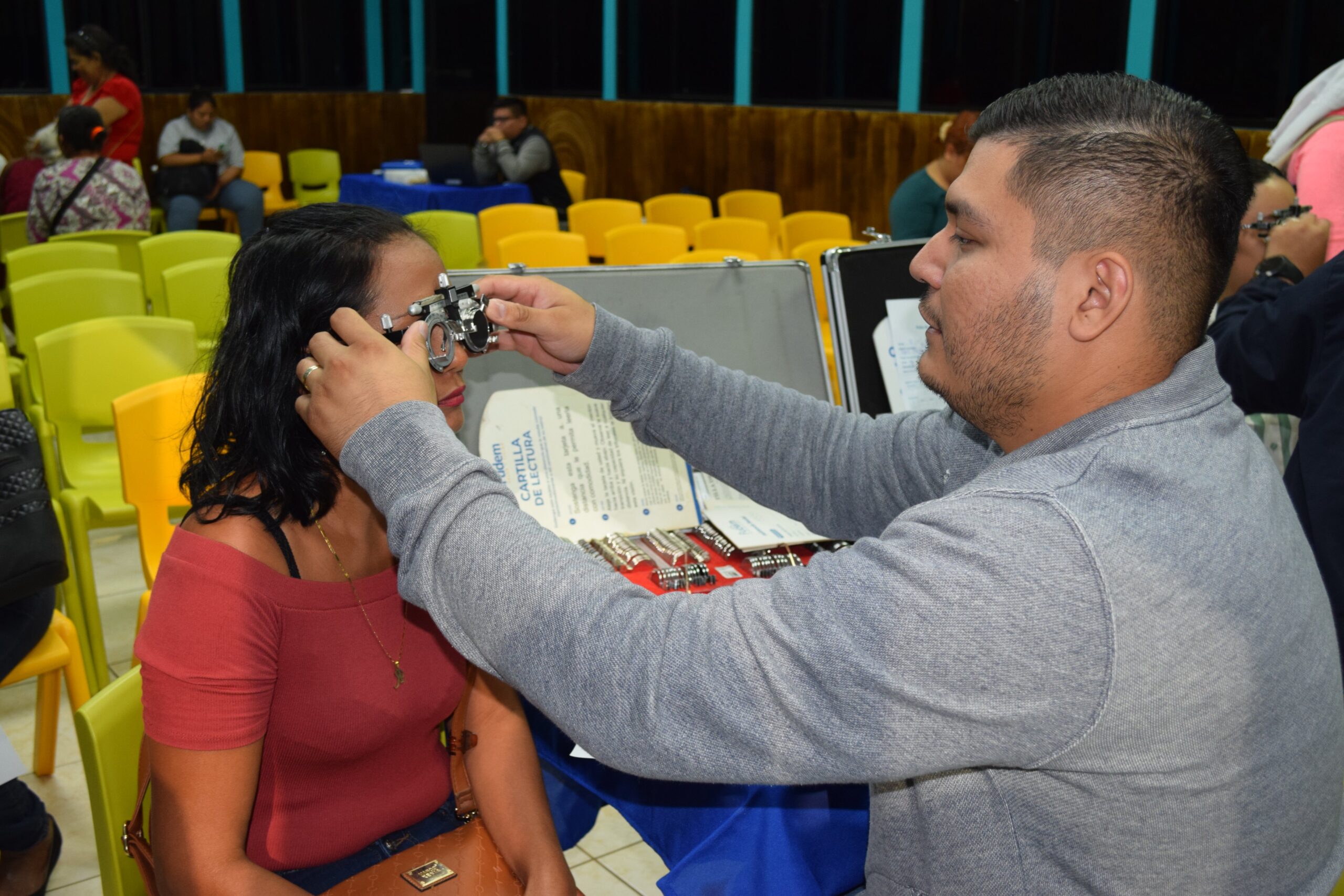 Realizan campaña de salud visual y entrega de lentes en San Luis Talpa