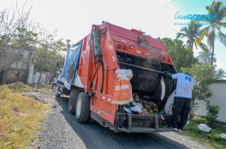 César Godoy recolecta basura por sexto día consecutivo en La Libertad Costa