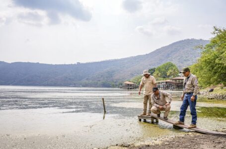 Medio Ambiente mantiene monitoreo y restricción en lago de Coatepeque