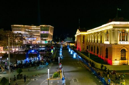Noche de fiesta ciclística en el Centro Histórico de San Salvador