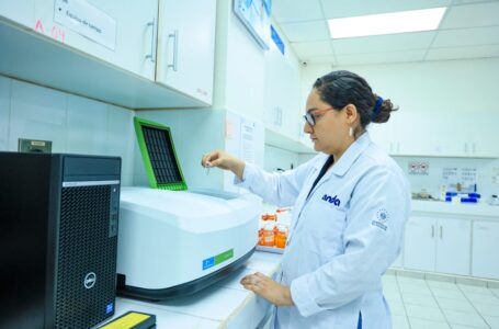 Laboratorio de ANDA cuenta con instrumento que detecta la presencia de clorofila en el agua