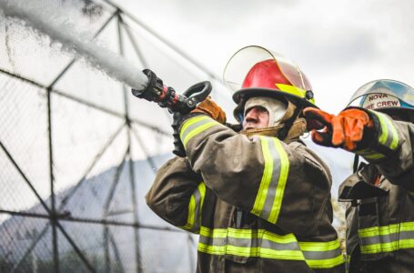 Bomberos combate sendos incendios de maleza seca