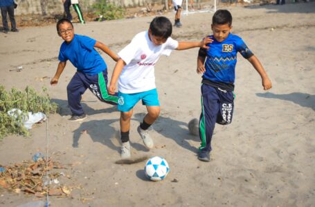 Entregan insumos deportivos y educativos a la niñez y juventud en Tasajera