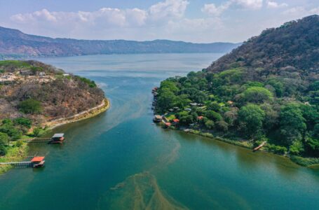 Piden evitar actividades de inmersión en aguas del Lago de Coatepeque por persistencia de cianobacterias