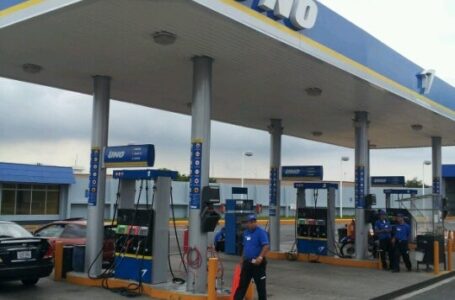 Salvadoreños pagarán menos por galón de combustibles según nuevos precios de referencia