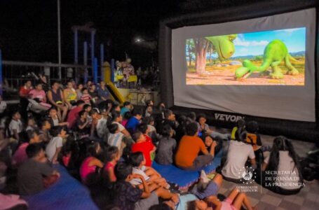 Decenas de familias participan en la jornada de cine comunitario en los CUBO