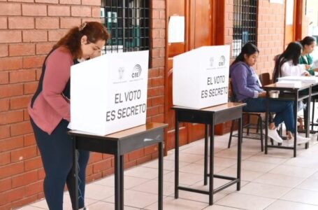 Ecuador realiza referendo sobre seguridad, justicia y empleo