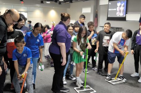 Niños de la diáspora exploran el Space Center Houston