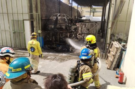 Instituciones de primera respuesta atienden incendio en Catedral Metropolitana de San Salvador
