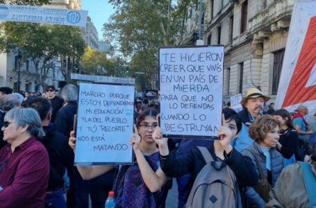Universitarios protestan por recorte de fondos en Argentina