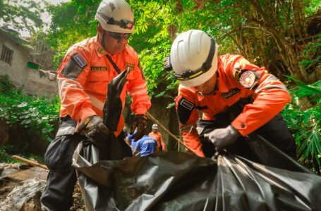 Protección Civil desaloja desechos de quebrada Chilismuyo en San Salvador