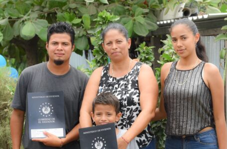 Vivienda entrega escrituras de propiedad a familias de San Martín