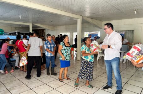 Diputado Carlos Hernández entregó alimentos a afectados por lluvias