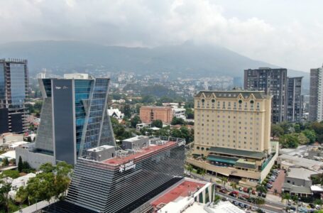 FMI ratifica un crecimiento económico del 3.0% para El Salvador en 2024