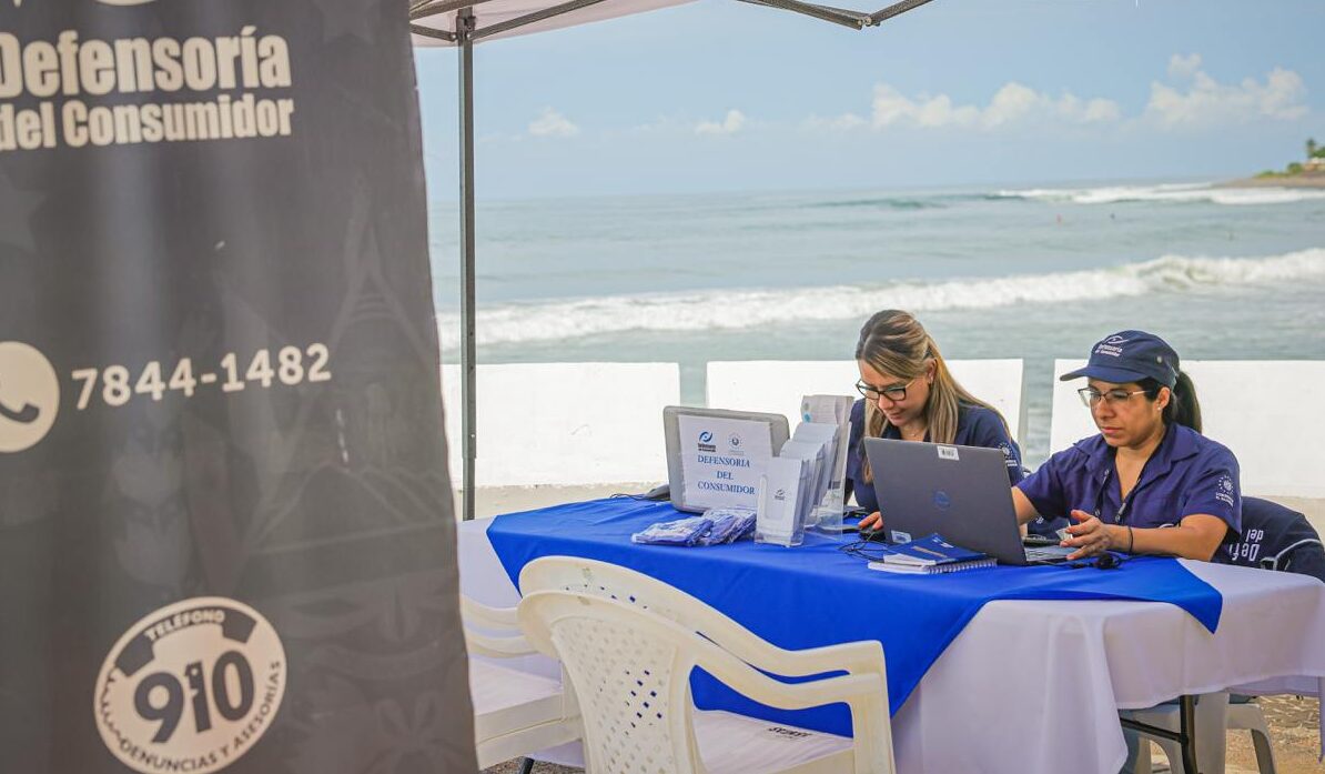 Defensoría inspecciona negocios de comida en el malecón de La Libertad