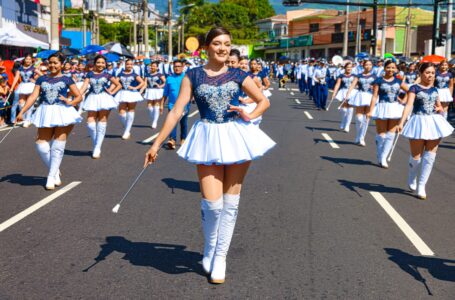 Colorido, algarabía y seguridad en Desfile del Comercio