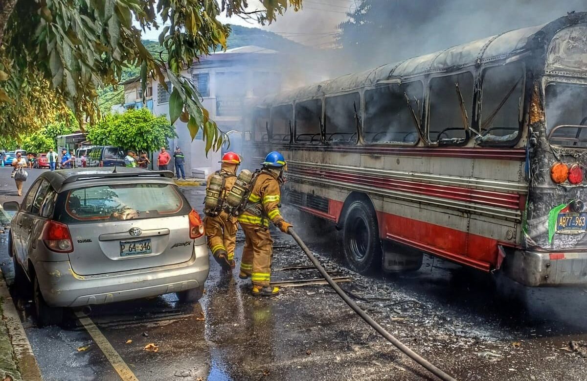 Se incendia autobús de la ruta 22 en el barrio San Jacinto de San Salvador