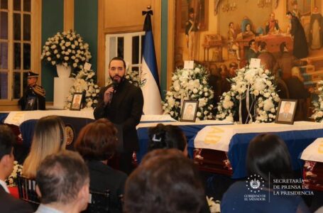 Presidente Bukele rinde homenaje a víctimas del accidente aéreo en Pasaquina, La Unión