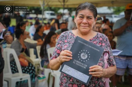 180 familias de San Miguel son beneficiadas con escrituras de propiedad