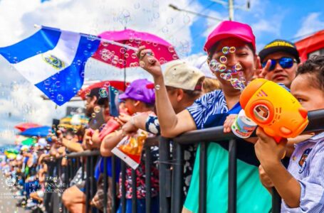 Salvadoreños festejan 203 años de independencia patria