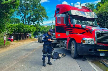 Un muerto y un lesionado deja accidente de rastra en carretera a Metapán