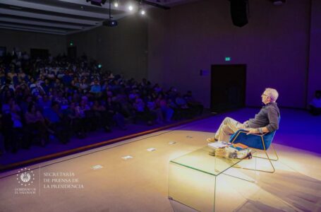 Alejandro Gutman explica a sectores proyecto de cultura de integración