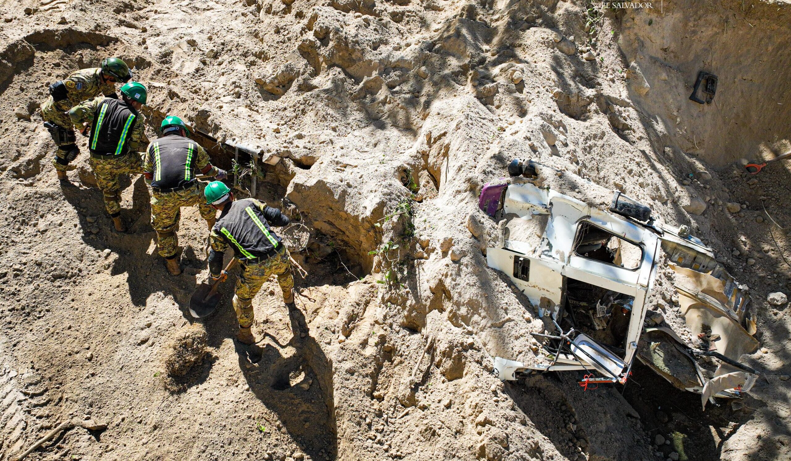 Bomberos lideran rescate tras derrumbe en San Pedro Perulapán