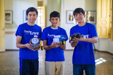 Estudiantes de bachilerato exponen sus creaciones de robótica con el Techlive