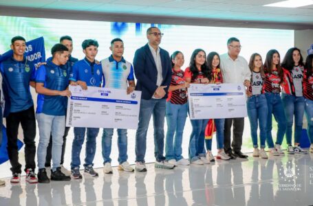 INDES premia a los ganadores de la Liga de Fútbol Playa Copa CEL 2024