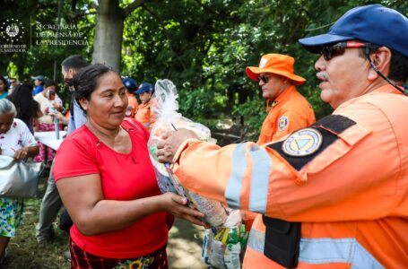 Habitantes de La Libertad Costa son beneficiados con la entrega de víveres