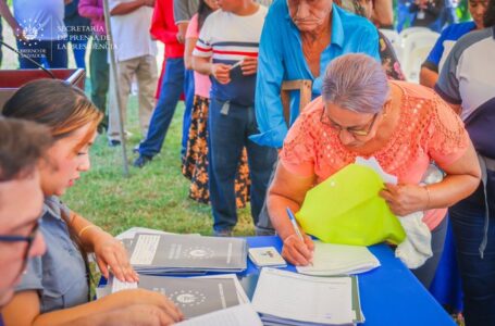 Más de 100 familias de Coatepeque reciben sus escrituras de propiedad