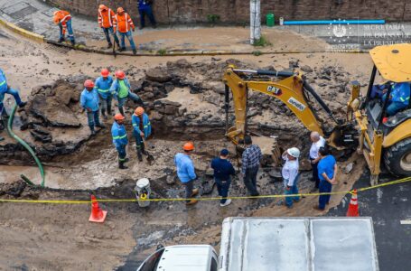 Gobierno trabaja en la reparación de una fuga de agua en el bulevar de Los Próceres