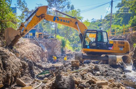 Supervisa avances de construcción de puente en río Colón en La Libertad Oeste