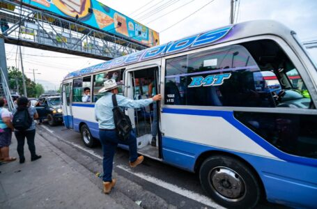 Presidente Bukele insiste a transportistas en que deben cumplir con la ley