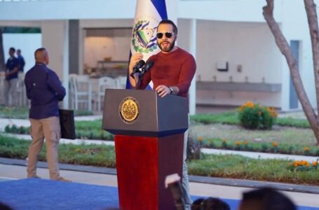 Presidente Bukele anuncia programa “Dos escuelas por días”